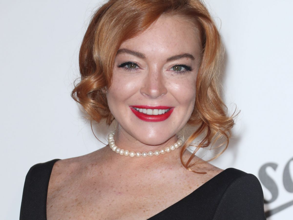 lindsay lohan wants everyone to stop “bullying” trump