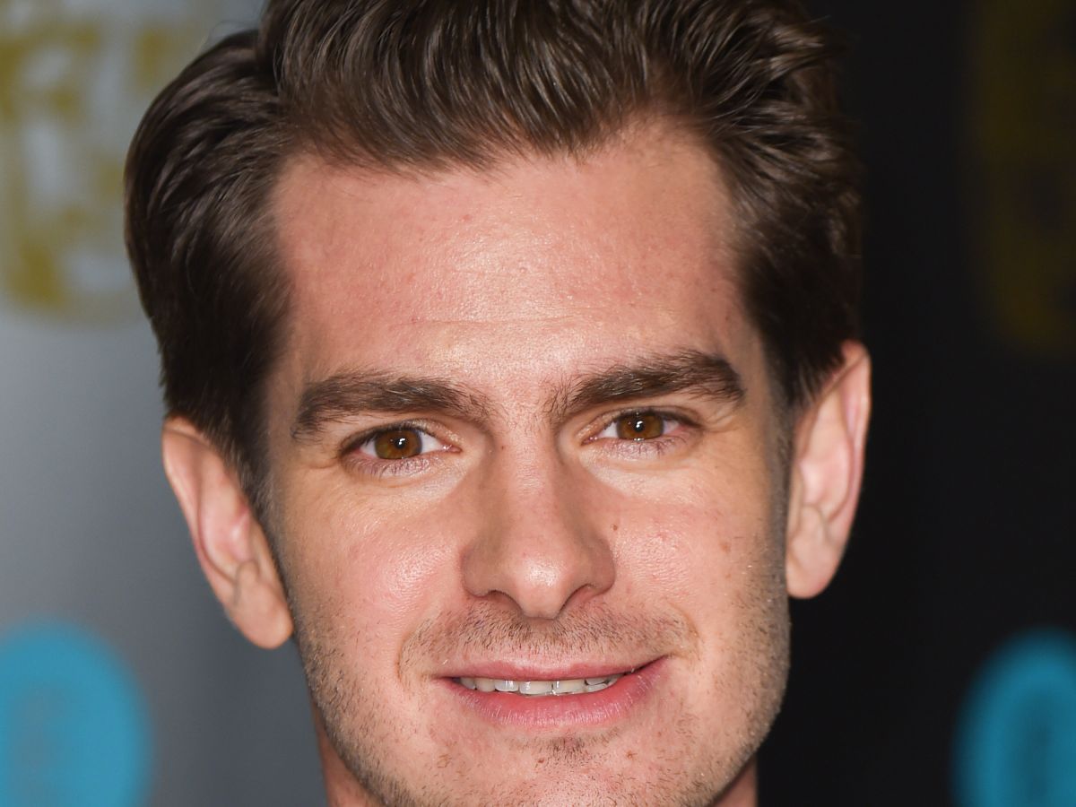 people are cringing over andrew garfield’s comments about playing a gay man
