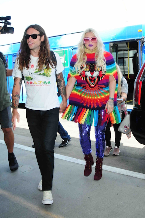 kesha’s traveling outfit is beyond words