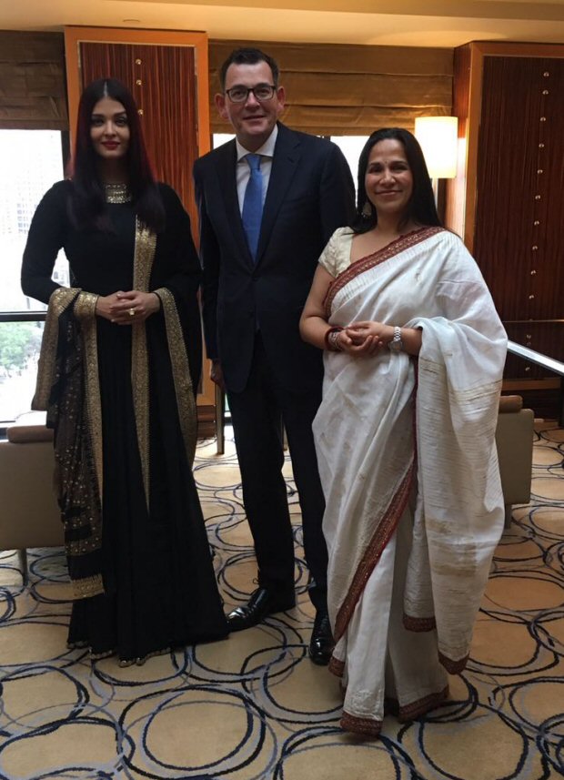 Check out Aishwarya Rai Bachchan stuns in black traditional avatar at IFFM 2017 1