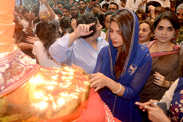 Check out Priyanka Chopra seeks Lalbaugcha Raja's blessings; chills by Marine Drive post darshan!