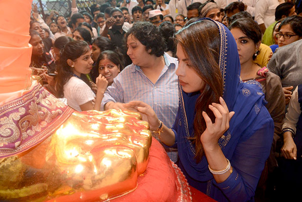 Check out Priyanka Chopra seeks Lalbaugcha Raja's blessings; chills by Marine Drive post darshan!