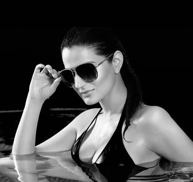 HOT! Ameesha Patel wishes everyone a great week with this sizzling picture