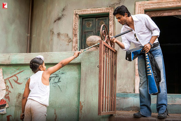 Here-are-some-BTS-moments-of-Shah-Rukh-Khan-and-the-hockey-team-that-will-make-you-re-watch-the-film!-(10)