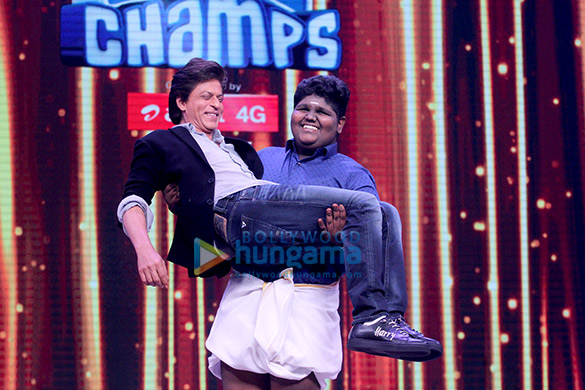 This picture of Shah Rukh Khan being picked up by a kid will leave you in splits