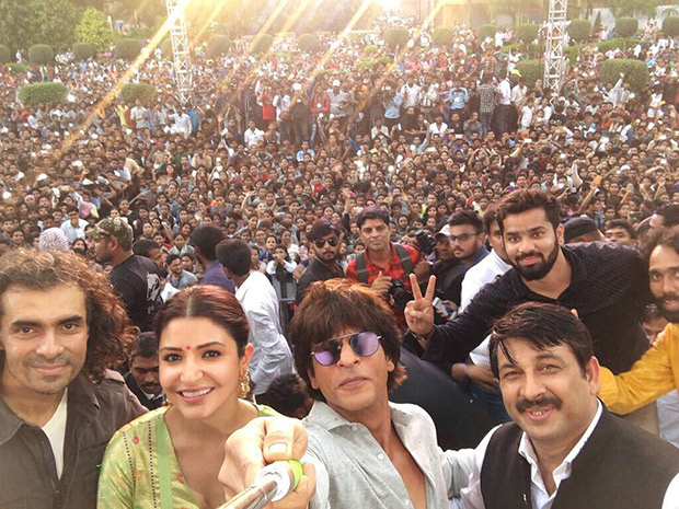 WATCH Crowd goes crazy when Shah Rukh Khan sings 'Lollipop Lagelu' for Anushka Sharma in Varanasi