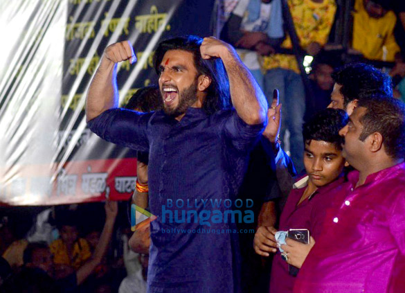 WATCH Ranveer Singh creates fan frenzy while dancing to 'Malhari' at Dahi Handi celebrations2