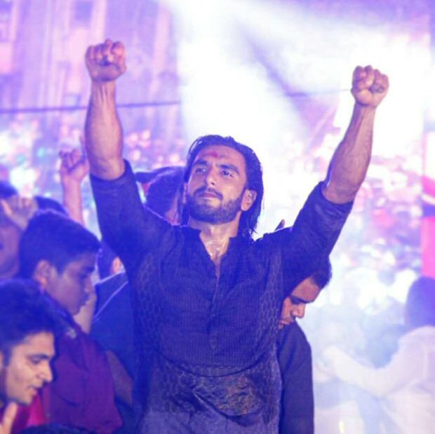 WATCH Ranveer Singh creates fan frenzy while dancing to 'Malhari' at Dahi Handi celebrations3