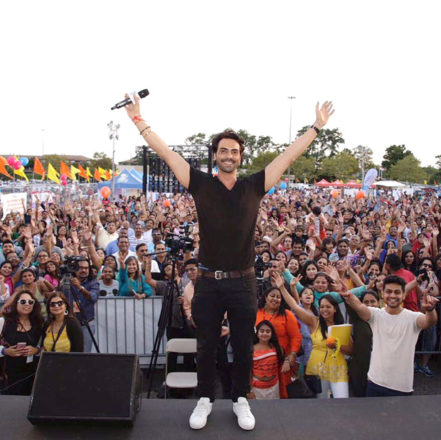 WOW Arjun Rampal promotes Daddy in a Ganpati pandal in New York