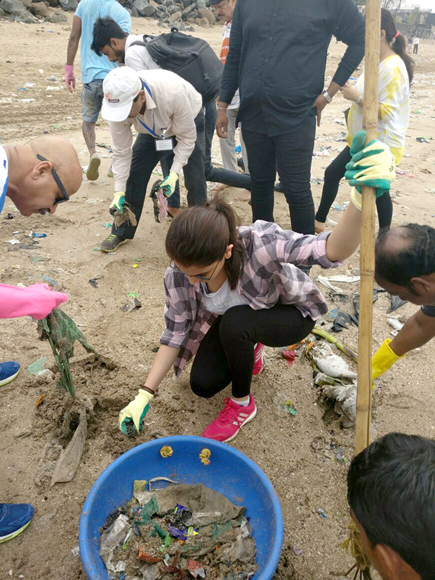 Anushka Sharma cleans Versova beach for Swachh