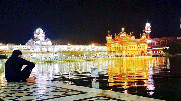 Check out Akshay Kumar visits the Golden Temple; calls it a 'surreal' experience