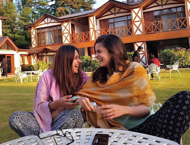 Check out Alia Bhatt heads to Kashmir for Raazi; bff Akansha joins her for the schedule 1