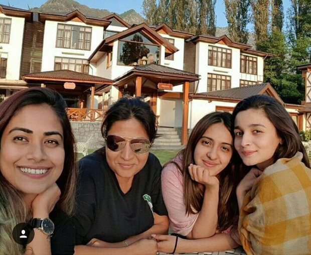 Check out Alia Bhatt heads to Kashmir for Raazi; bff Akansha joins her for the schedule 4