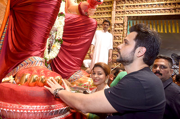 Check out Emraan Hashmi seeks blessings of Lalbaugcha Raja ahead of Baadshaho release