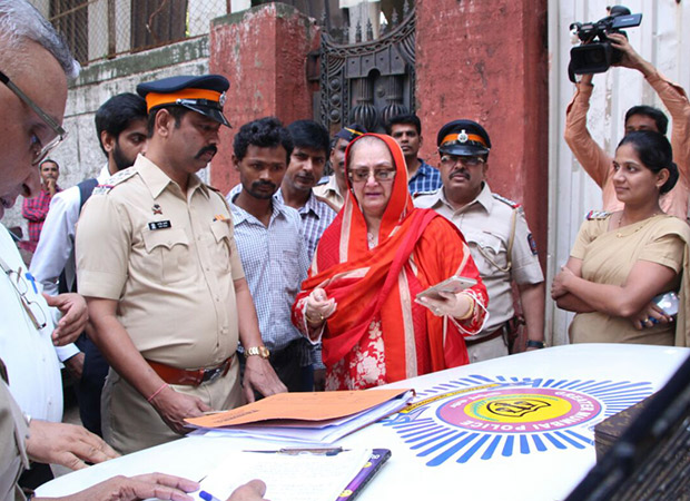 Dilip Kumar and Saira Banu get possession