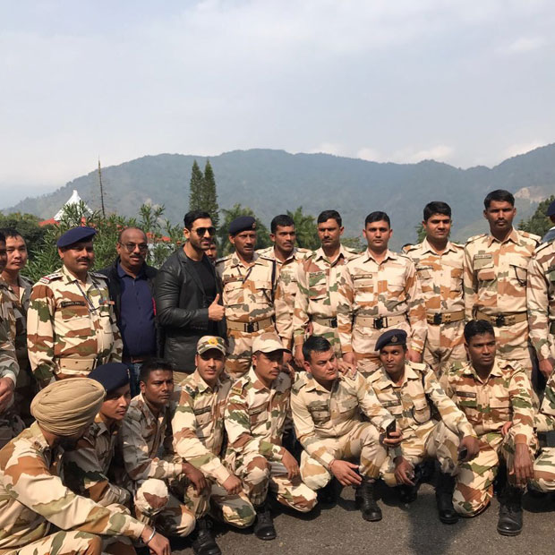 John Abraham happily poses with his ‘true heroes’-1