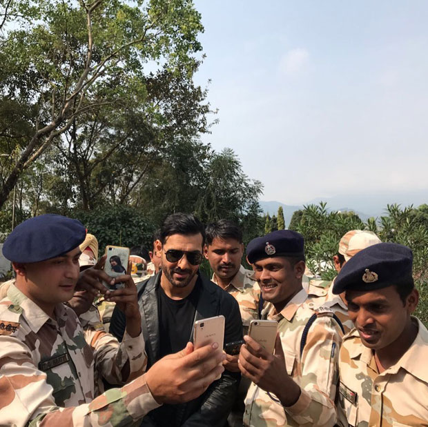 John Abraham happily poses with his ‘true heroes’-2
