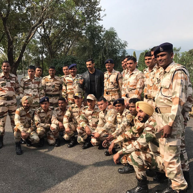 John Abraham happily poses with his ‘true heroes’-3