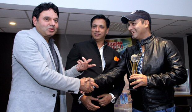 Madhur Bhandarkar awards Faridoon Shahryar for excellence in journalism at Bollywood Festival Norway2