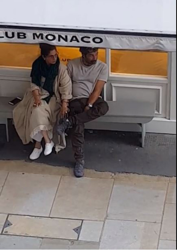 OMG! This video of Sunny Deol and Dimple Kapadia hanging out in London has gone viral