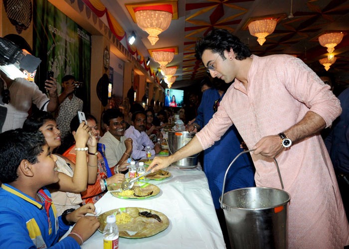 WOW! Ranbir Kapoor serves devotees at a Durga puja pandal in Juhu2