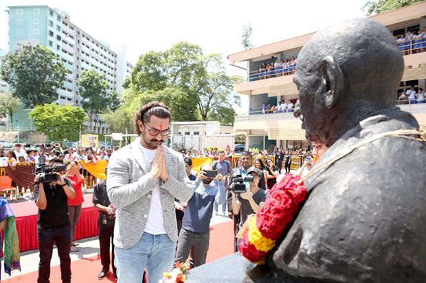 BACK TO SCHOOL Aamir Khan celebrates Gandhi Jayanti in Singapore! (4)