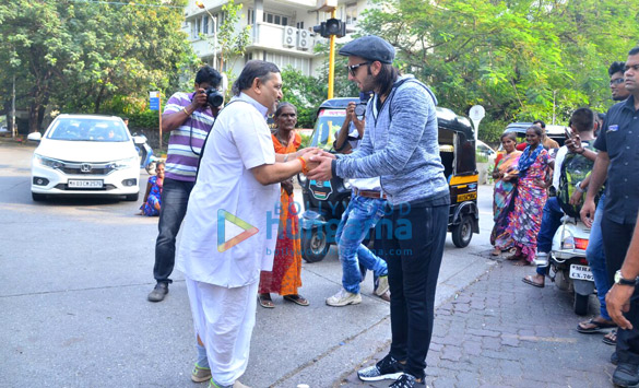 Check out Ranveer Singh seeks blessings from a pandit