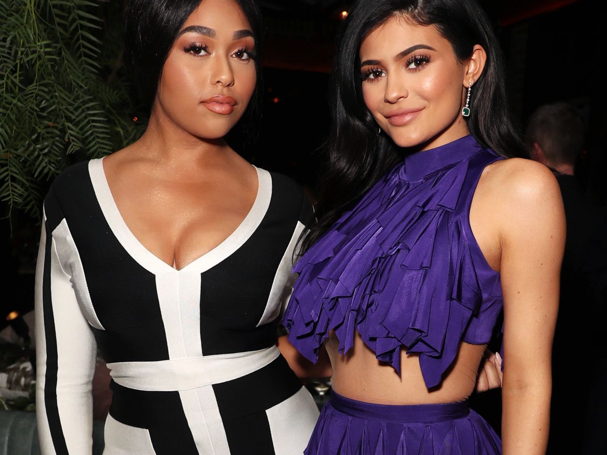 kylie jenner let her bff do her makeup blindfolded & it didn’t end well