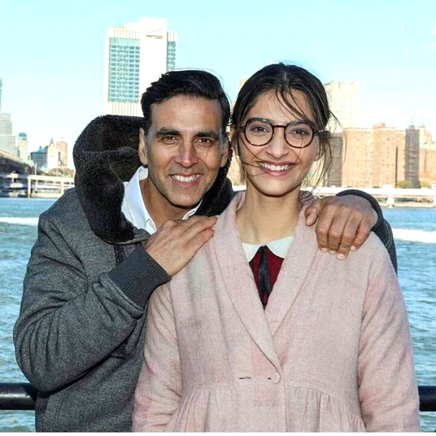 Check out Akshay Kumar and Sonam Kapoor wrap up Padman shoot in New York (1)