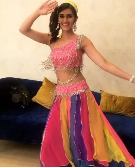 Check out Kriti Sanon transforms into Madhuri Dixit's Mohini for Lip Sing Battle