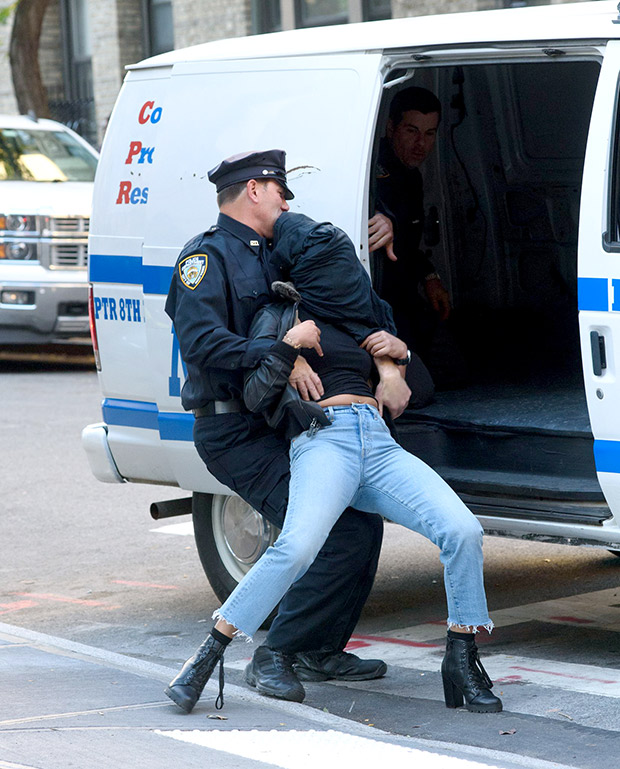 Check out Priyanka Chopra shoots a kidnapping scene for Quantico on the streets of NYC (2)