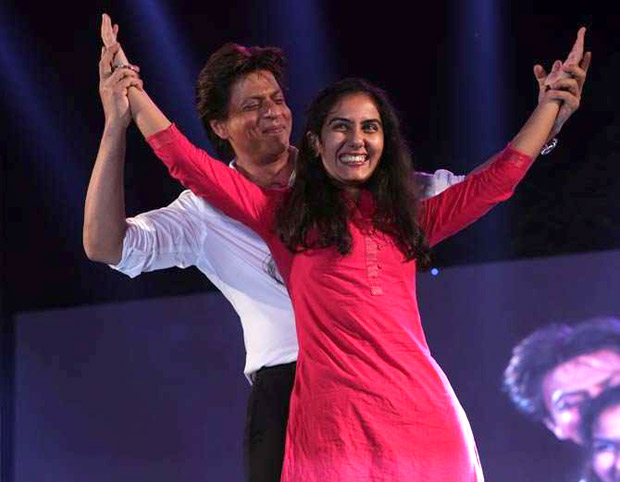 Check out Shah Rukh Khan turns up his charm and dances with female fans in Ahmedabad (3)
