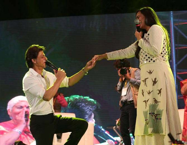 Check out Shah Rukh Khan turns up his charm and dances with female fans in Ahmedabad (4)