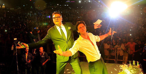 Check out Shah Rukh Khan turns up his charm and dances with female fans in Ahmedabad (5)