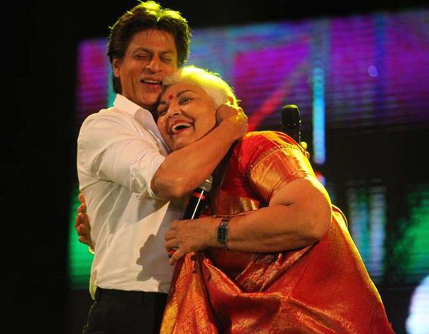 Check out Shah Rukh Khan turns up his charm and dances with female fans in Ahmedabad