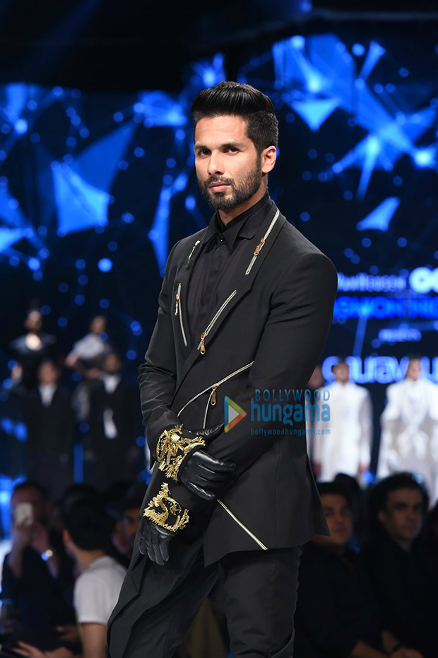 Check out Shahid Kapoor looked sharp and dapper as a showstopper at GQ Fashion Nights (2)