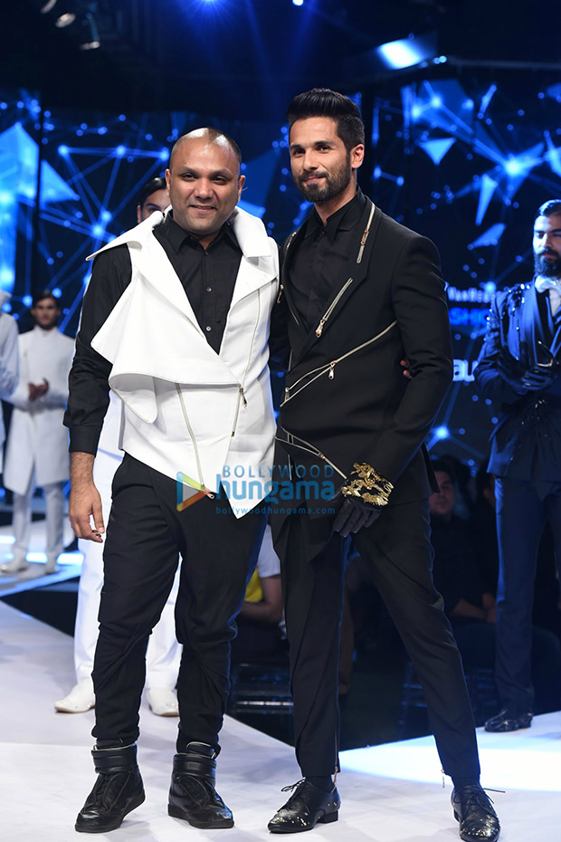 Check out Shahid Kapoor looked sharp and dapper as a showstopper at GQ Fashion Nights (3)