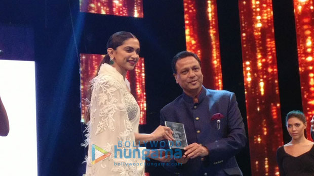 Deepika-Padukone-gets-felicitated-at-Asiavision-Movie-Awards-in