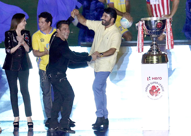 ISL 2017 Salman Khan clicks a selfie with Sachin Tendulkar, Katrina Kaif, Mammootty and Nita Ambani3