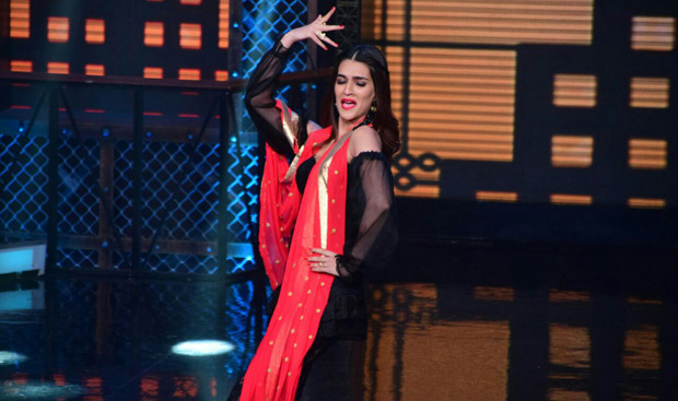 It was a riot on Lip Sing Battle with Hrithik Roshan, Kriti Sanon and Rajkummar Rao dancing together on stage (7)