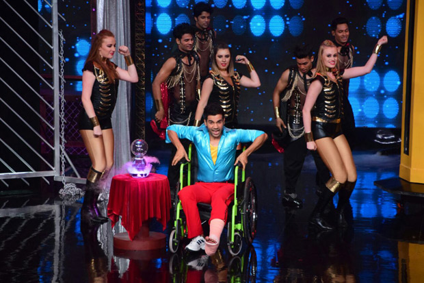 It was a riot on Lip Sing Battle with Hrithik Roshan, Kriti Sanon and Rajkummar Rao dancing together on stage (9)