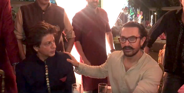 WATCH Aamir Khan and Shah Rukh Khan are left stunned after watching this magician's card tricks (1)