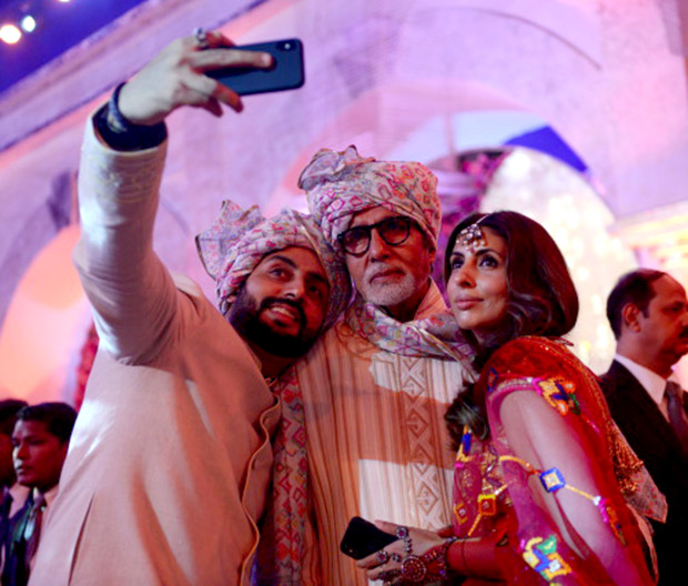 WOW! Amitabh Bachchan, Jaya Bachchan, Abhishek Bachchan, Aishwarya Rai Bachchan and Shweta Nanda attend a wedding and they all look regal! (7)