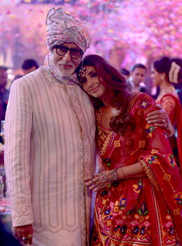 WOW! Amitabh Bachchan, Jaya Bachchan, Abhishek Bachchan, Aishwarya Rai Bachchan and Shweta Nanda attend a wedding and they all look regal! (9)