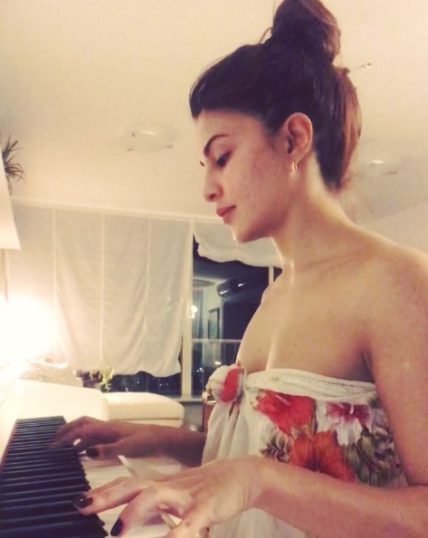 Watch Jacqueline Fernandez shows off some piano skills