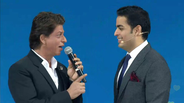 RIL 40 Shah Rukh Khan arrives on an ATV; Amitabh Bachchan plays Kgrand celebration