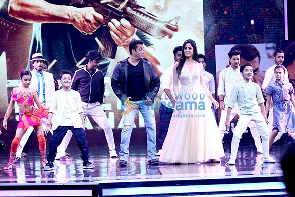 Salman Khan and Katrina Kaif wow the audience on the sets of Super Dancer (1)
