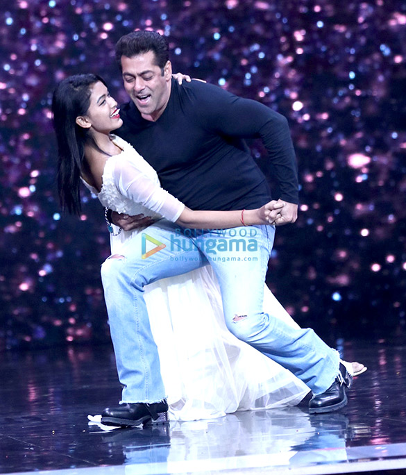Salman Khan and Katrina Kaif wow the audience on the sets of Super Dancer (5)