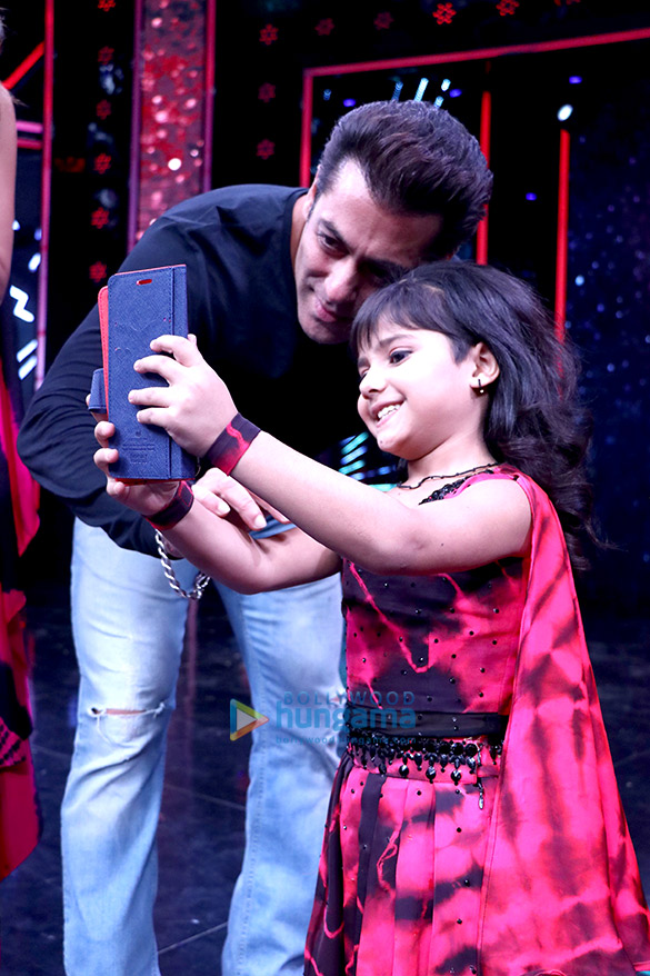 Salman Khan and Katrina Kaif wow the audience on the sets of Super Dancer (6)