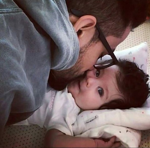 don’t miss this adorable image of kunal kemmu kissing his daughter inaaya